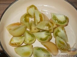 Зеленые помидоры по-армянски: Зеленые помидоры разрезать пополам или на четвертинки.