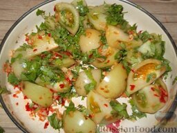 Зеленые помидоры по-армянски: Посыпать смесью чеснока, перца и зелени.
