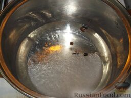 Свекла маринованная: Приготовить заливку. Для этого взять на 1 л воды — 100 г сахара, 20 г соли, гвоздика, перец. Все смешать и довести до кипения.
