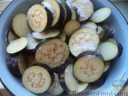 Баклажаны, жаренные кружками, с перцем и чесноком: Подготовленные баклажаны пересыпать солью и отставить на 30 минут.