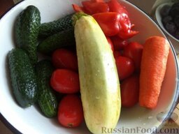 Маринованное овощное ассорти: Овощи вымыть, дать обсохнуть.