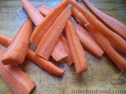 Маринованное овощное ассорти: Морковь почистить, вымыть и порезать вдоль на 4-6 частей.