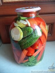 Маринованное овощное ассорти: Вскипятить чайник. Овощи  залить кипятком на 20 минут. Накрыть крышкой.