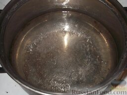 Маринованные резаные огурцы с луком: Приготовить маринад: вскипятить воду, всыпать сахар, соль, пряности, прокипятить и влить уксус.