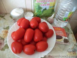 Маринованные помидоры с чесноком: Продукты для приготовления помидоров, маринованных с чесноком, перед вами.