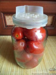 Маринованные помидоры с чесноком: Слить воду из банки в кастрюлю.