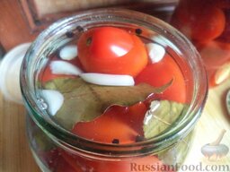 Маринованные помидоры с чесноком: Залить помидоры кипящим маринадом.