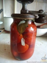 Маринованные помидоры с чесноком: Накрыть крышкой и быстро герметично закрыть. Консервированные помидоры с чесноком готовы.