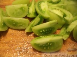 Маринованный салат из зеленых помидоров: Как приготовить салат из зеленых помидоров:    Помидоры помыть, разрезать пополам, вырезать стержень, нарезать дольками.