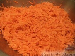 Маринованный салат из зеленых помидоров: Морковь очистить, помыть,  натереть на крупной терке или порезать тонкой соломкой.