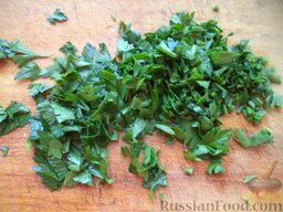 Маринованный салат из зеленых помидоров: Петрушку или укроп мелко нарезать.