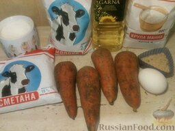 Котлеты морковные со сметаной: Подготовить продукты по рецепту морковных котлет со сметаной.