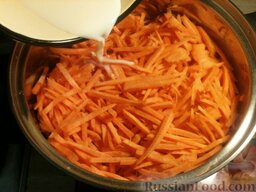 Котлеты морковные со сметаной: В сковороду с толстым дном наливают 1 ст. ложку масла, перекладывают подготовленную морковь, вливают молоко. Морковь тушат в молоке до готовности (30 минут) на слабом огне, постоянно помешивая.