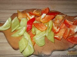 Овощная запеканка: Как приготовить овощную запеканку:    Очистить от семян болгарский перец, нарезать кусочками.