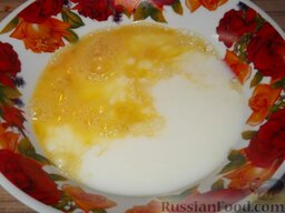 Овощная запеканка: В отдельной миске смешать взбитое яйцо, молоко.