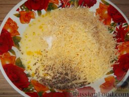 Овощная запеканка: Тертый сыр, соль и перец добавить в яично-молочную смесь. Перемешать.