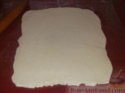 Австралийский мясной штрудель: Отдельно постелить пленку или пергаментную бумагу. Раскатать тесто до толщины 3 мм