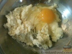 Творожный чизкейк с клубникой: Как приготовить чизкейк с клубникой и творогом:    Растереть масло с сахаром. Добавить яйцо. Перемешать.