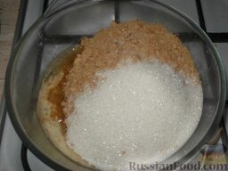 Кофейно-творожный чизкейк: Перемешать с сахаром и измельченным печеньем.
