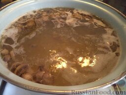 Грибной суп на курином бульоне: Положить в бульон картофель и грибы. Варить суп грибной на курином бульоне на небольшом огне до готовности картофеля (около 15-20 минут).