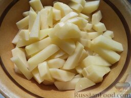 Грибной суп на курином бульоне: Картофель очистить, вымыть и нарезать брусочками.