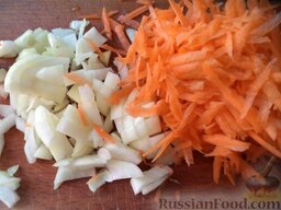 Грибной суп на курином бульоне: Очистить и  вымыть лук и морковь. Лук мелко нарезать. Морковь очистить и натереть на средней или крупной терке.
