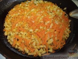 Грибной суп на курином бульоне: Сковороду разогреть. Налить растительное масло. В горячее масло выложить лук и морковь. Лук и морковь обжарить в масле, помешивая, на среднем огне (2-3 минуты).