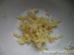 Кимчи из белокочанной капусты: Приготовление приправы для кимчи. Чеснок очистить. Очищенный чеснок пропустить через мясорубку.