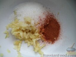 Кимчи из белокочанной капусты: К чесноку добавить сахар и красный перец.