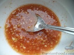 Кимчи из белокочанной капусты: Чеснок перемешать с красным перцем и сахаром. Залить слабым раствором поваренной соли до густоты сметаны.