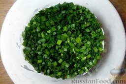 Салат «мимоза» слоеный: Третий слой - мелко нарезанный зеленый лук.