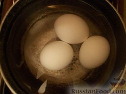 Салат «мимоза» слоеный: Яйца вымойте и сварите вкрутую. Для этого залейте холодной водой, доведите до кипения. Варите 10 минут с момента закипания.