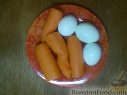 Салат «мимоза» слоеный: Очистите яйца и морковь.
