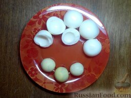 Салат «мимоза» слоеный: Разделите яйца на белки и желтки.