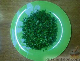 Салат «мимоза» слоеный: Зеленый лук помойте и мелко нарежьте.