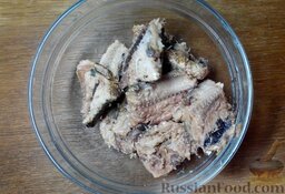 Салат «мимоза» слоеный: С рыбных консервов слейте масло. Освободите рыбу от костей.