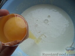Оладьи на простокваше: Когда тесто поднимется, вбить яйца.