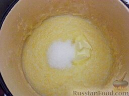 Каша из кукурузной крупы: Добавить 1 ст. ложку сахара (2 ст.ложки сахара при подаче по желанию) и масло. Вкусная каша из кукурузной крупы готова.