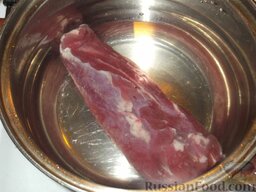 Борщ украинский с мясом: Мясо залить холодной водой (2 л). Поставить на огонь.