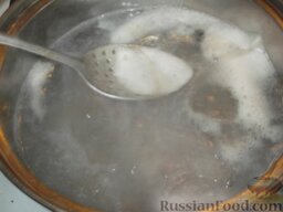 Борщ украинский с мясом: Довести до кипения, снять пену. Прикрутить огонь. Мясо отварить до готовности под крышкой (30 минут).