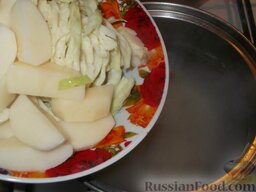 Борщ украинский с мясом: Положить нарезанный дольками картофель, соломкой капусту и варить около 15 минут.