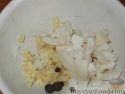 Борщ украинский с мясом: Соединить соль (1 ч. ложка), сало и перец.
