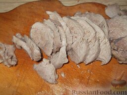 Борщ украинский с мясом: Мясо нарезать тонкими ломтиками.