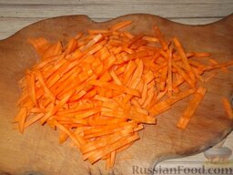 Борщ украинский с мясом: Очистить морковь и петрушку, нашинковать соломкой.