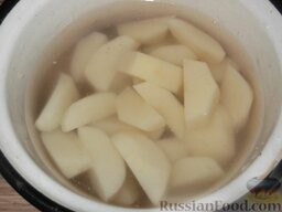 Борщ украинский с мясом: Картофель очистить, вымыть и нарезать.
