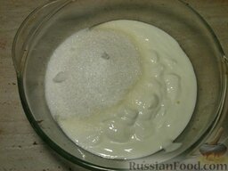 Крем из сметаны с малиновым вареньем (свежей малиной): Сметану смешать с сахаром и взбить.