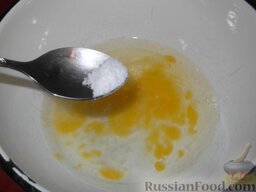 Тесто для вареников, лапши, ушек: Как приготовить тесто для лапши и вареников:    Яйца смешать с водой, солью