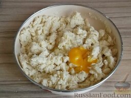 Тесто песочное (2-й вариант): В тесто вбить яйцо и отделенный от белка желток.