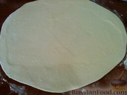 Тесто слоеное (1-й вариант): Еще раз вымесить тесто. Раскатать его в тонкую лепешку (толщина теста 2 мм).