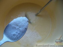 Манник: К манной крупе добавить яйца, растертые с сахаром, соль, соду с уксусом, ваниль.